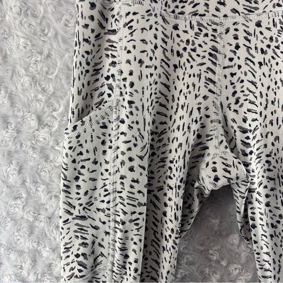 Apana Women’s Leopard Cheetah Print Leggings Size Small White Black Brown - Picture 8 of 13